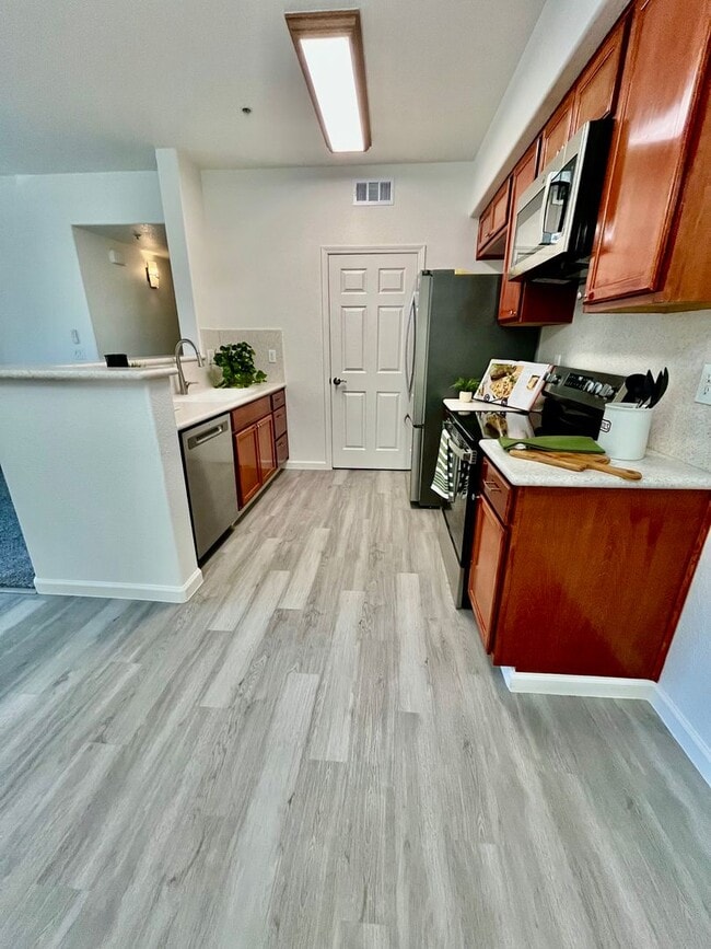 Building Photo - Remodeled 2 Bedroom, 2 bathroom Condo in W...