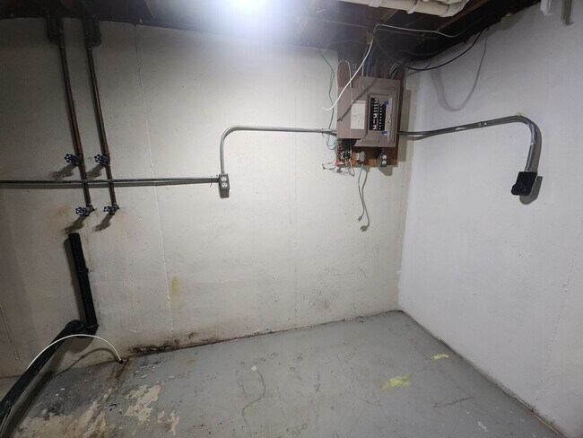 Building Photo - 706-708 N. Hawthorne Dr.