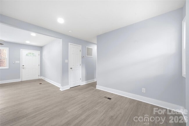 Building Photo - 553 Derrydowne Dr