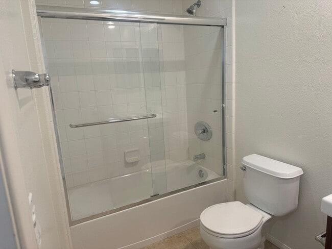 Building Photo - ONE MONTH FREE RENT! Beautiful 4 bedroom, ...