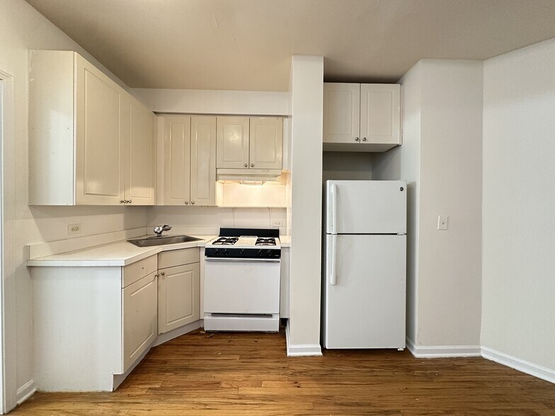 Building Photo - 909 W Dakin St