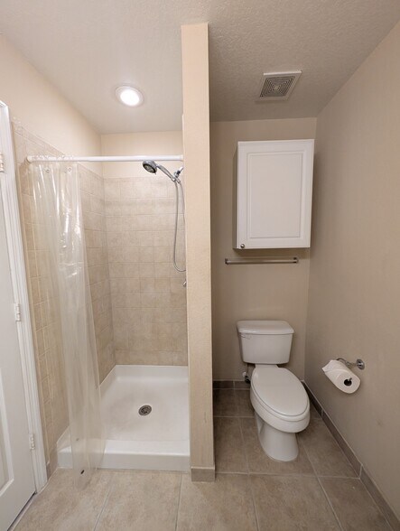 Primary bedroom private bathroom - 5218 Hampton Beach Pl