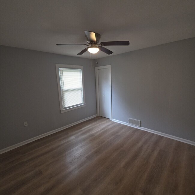 Building Photo - Rental ready Corner Lot with a Spacious 3 bedrooms and 2 full baths in Willis Ave in Independence...