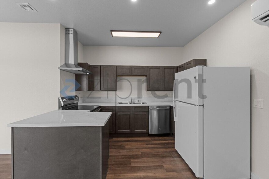Building Photo - Unit 5