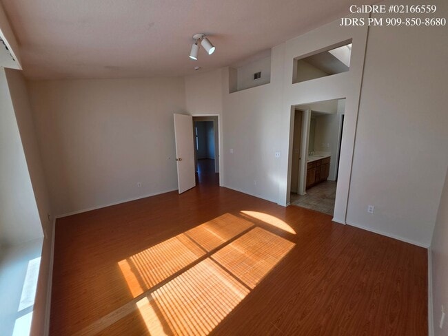 Building Photo - Ontario 3 Bedroom Condo