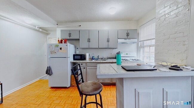 Building Photo - 666 Main St