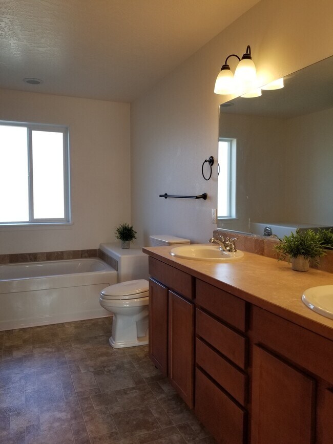 Building Photo - Beautiful well maintained 4 bedroom 3 bath...