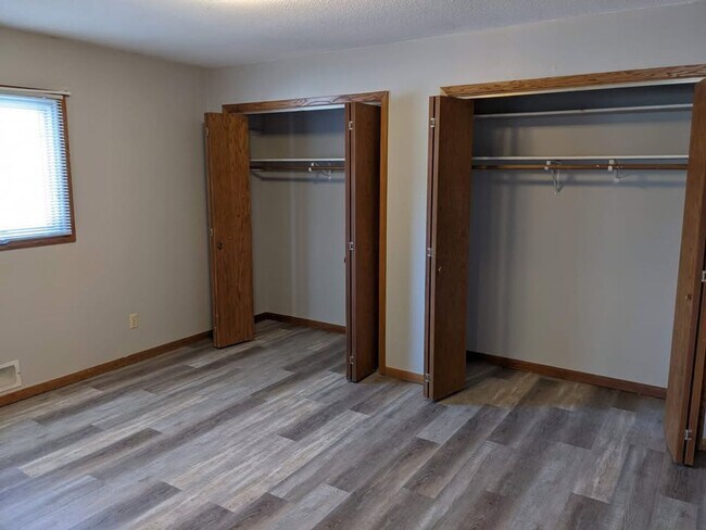 Building Photo - House For Rent