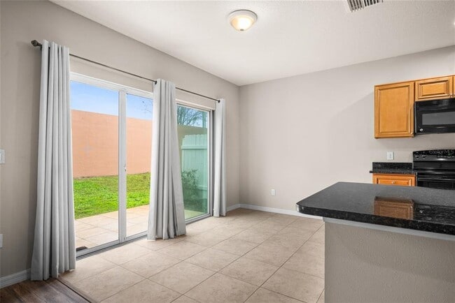 Building Photo - 1875 Sommarie Wy