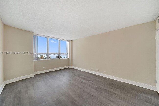 Building Photo - 1500 Bay Rd