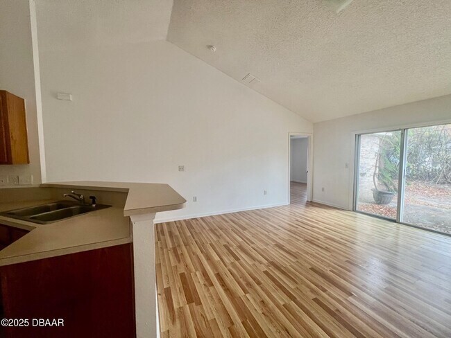 Building Photo - 11 Plainview Dr