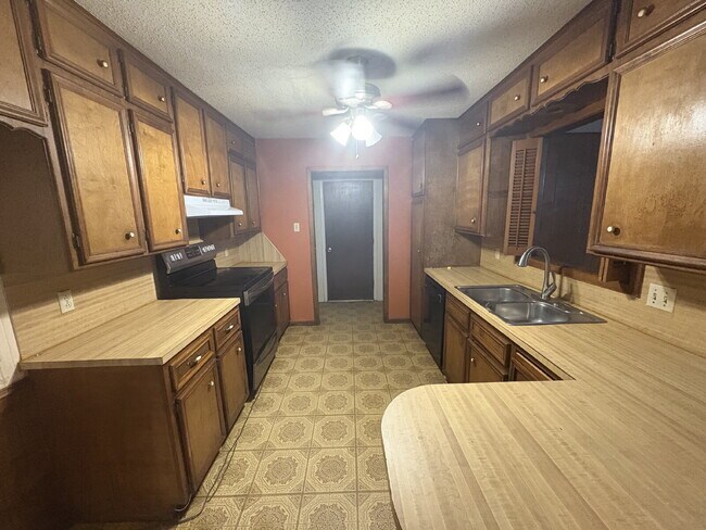 Building Photo - Move In Special For This Warm & Spacious L...