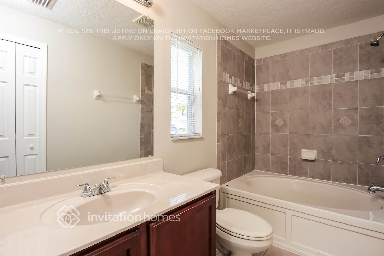 Building Photo - 2458 Hamlet Cir