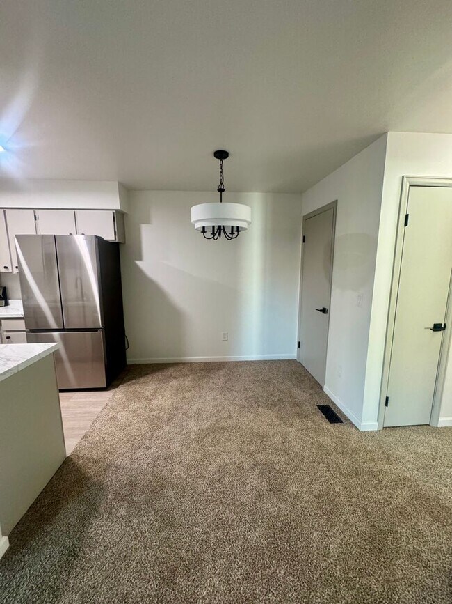 Building Photo - Updated 2 Bedroom CONDO with AC, centrally located