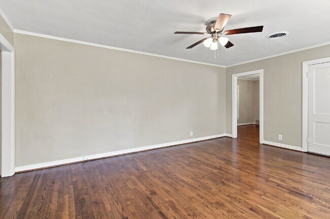 Building Photo - "Adorable 2-Bedroom, 1-Bath in Home with Beautiful Oak Floors, Spacious Yard and Lawn Service Inc...