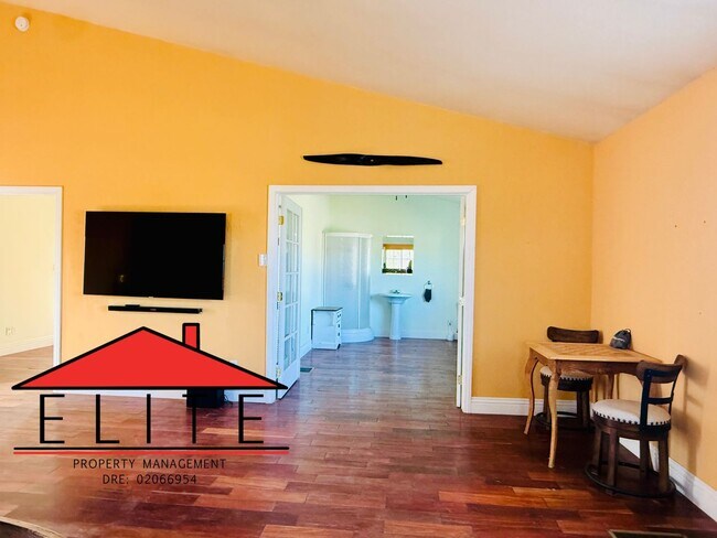 Building Photo - AVAILABLE NOW!!