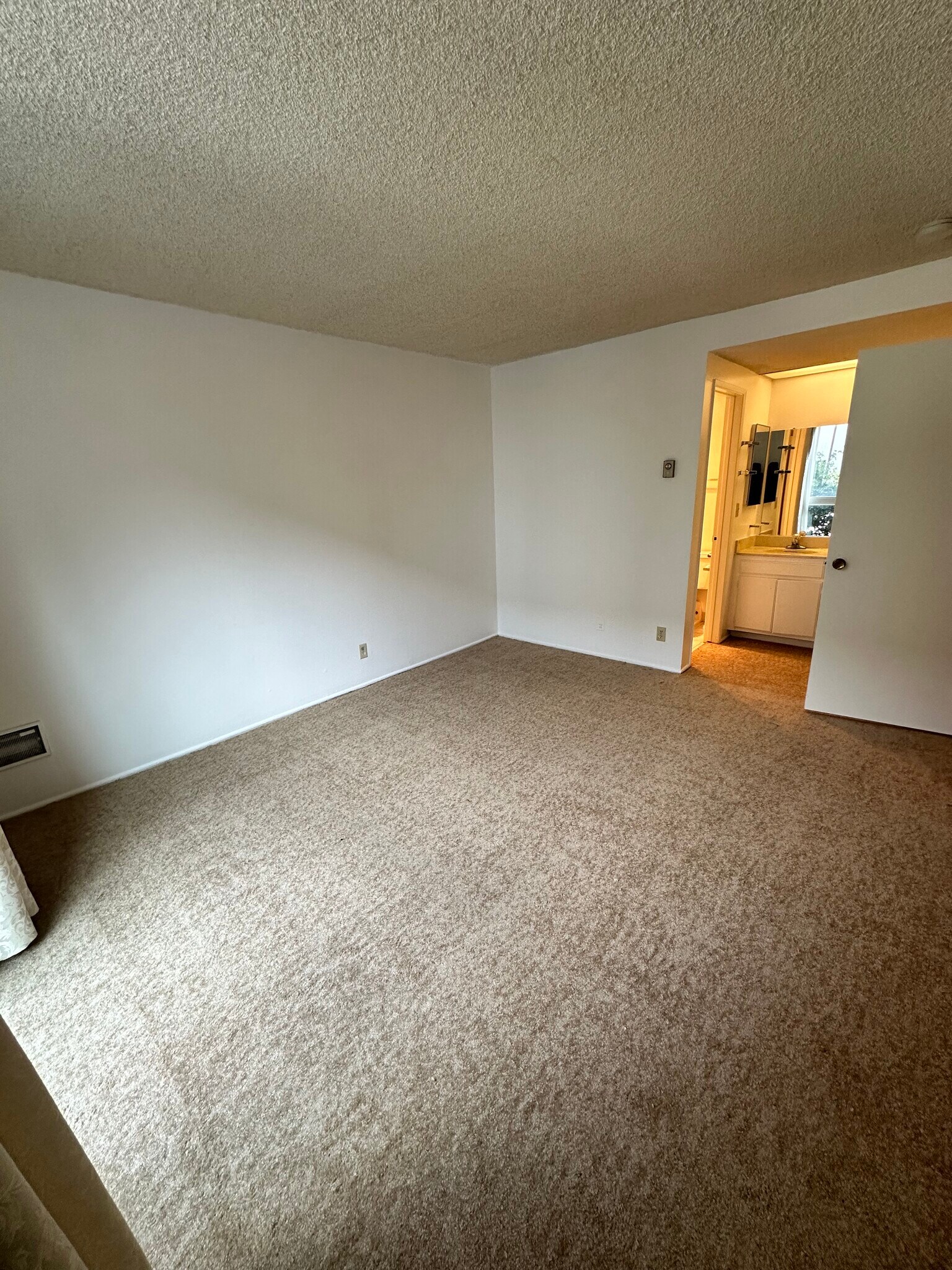 Building Photo - 5650 Sumner Way