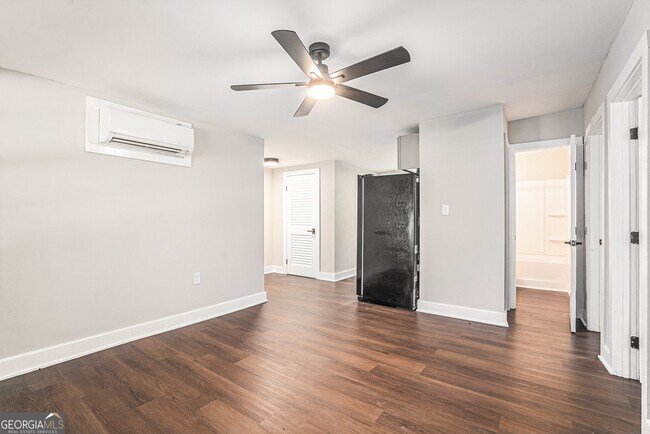 Building Photo - 846 Mell Ct S E