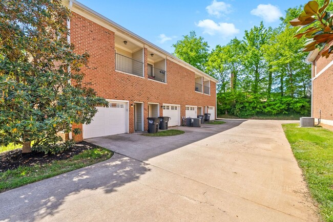 Building Photo - 2 Bedroom 2 1/2 Bath Dog Friendly Condo Fo...