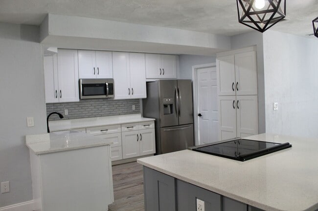 Building Photo - Port Orange Charming 5-Bedroom, 2-Bathroom...