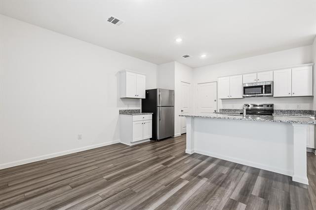 Building Photo - 2106 Mdw Pk Dr