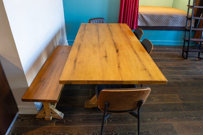 Building Photo - 204 N Walnut St