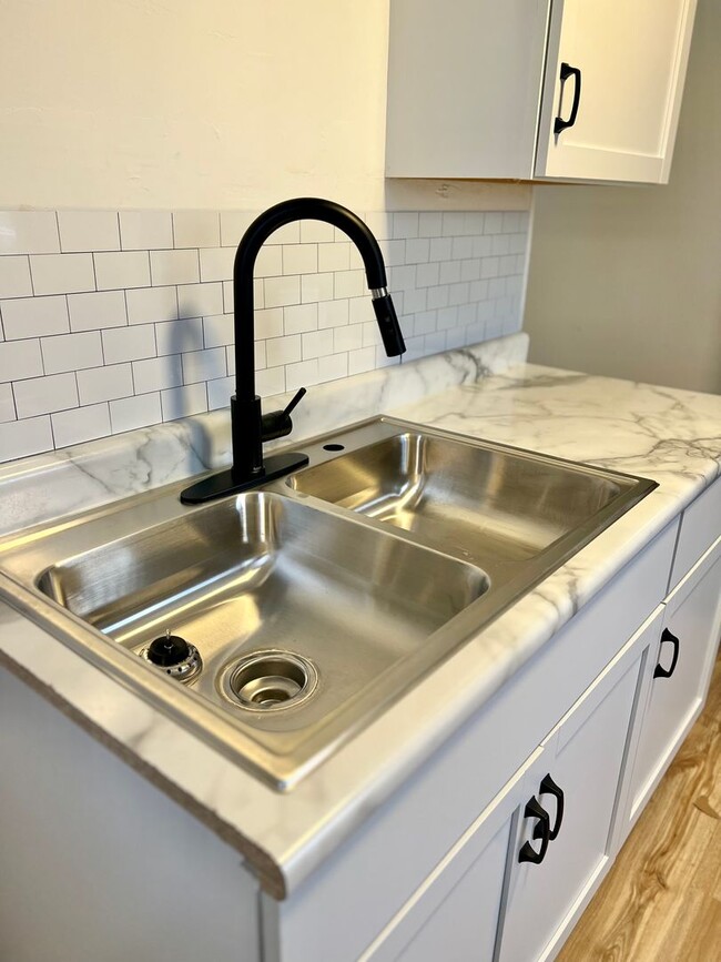 Building Photo - New Listing! 3 bedroom House!