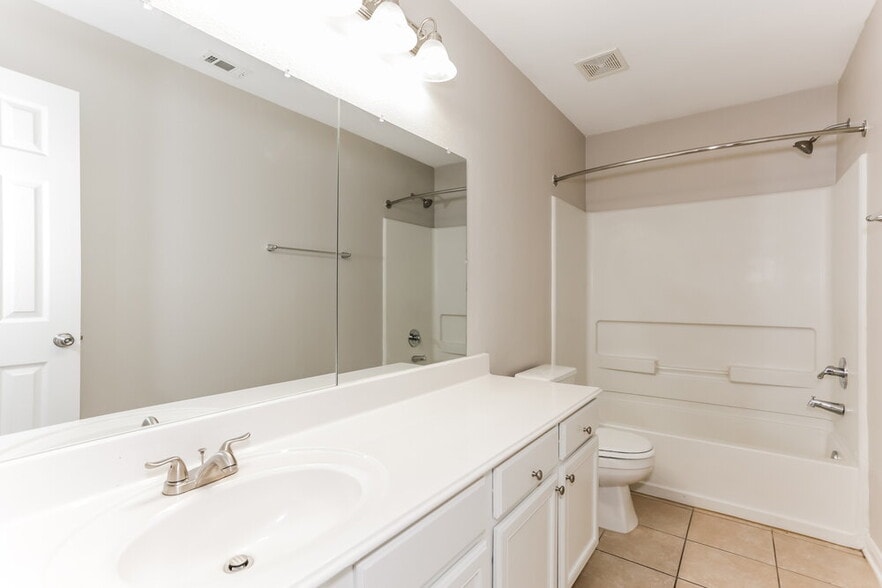 Building Photo - 10041 Silent Hollow Dr