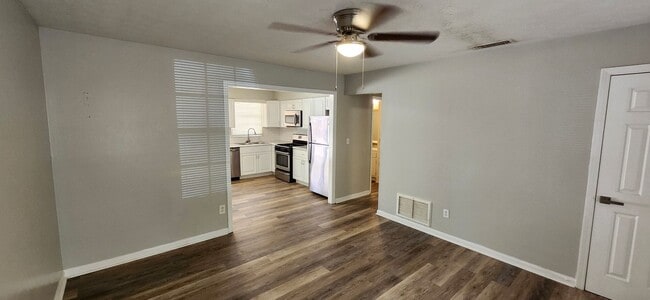 Building Photo - 3 Bedroom Home North Columbus