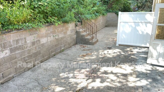 Building Photo - 305 Greenlee Rd
