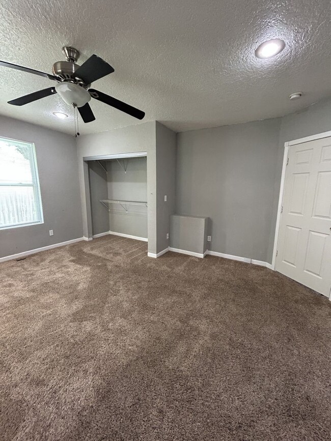 Building Photo - 1 BEDROOM 1 BATH AVAILABLE NOW!