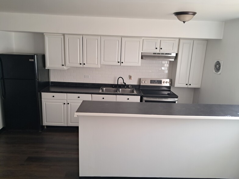 Kitchen with island - 1727 Lincoln St