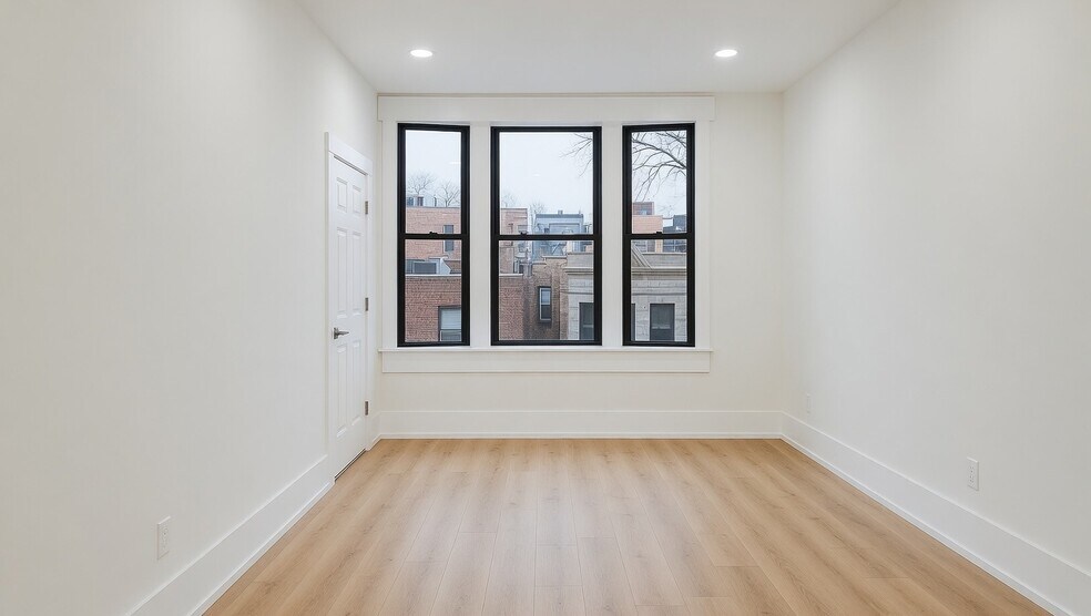 Building Photo - 944 N Damen Ave