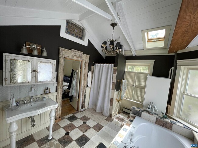 Building Photo - 954 Old Lynchburg Rd