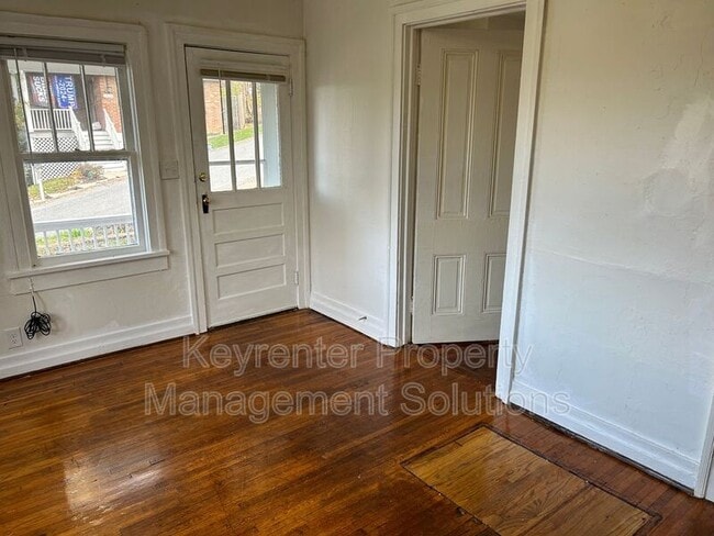 Building Photo - 1014 Hall St