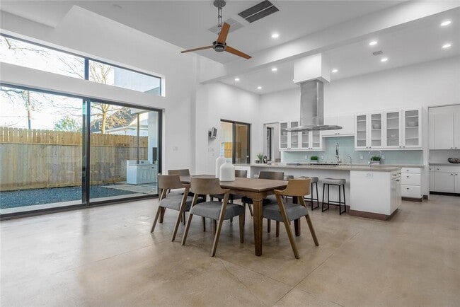 Building Photo - 118 Tuam St