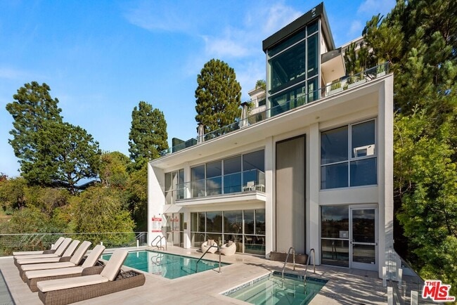 Building Photo - 2391 Roscomare Rd