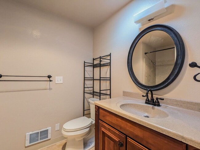 Building Photo - Charming 3 bed, 2 bath Lake Goodwin rambler!