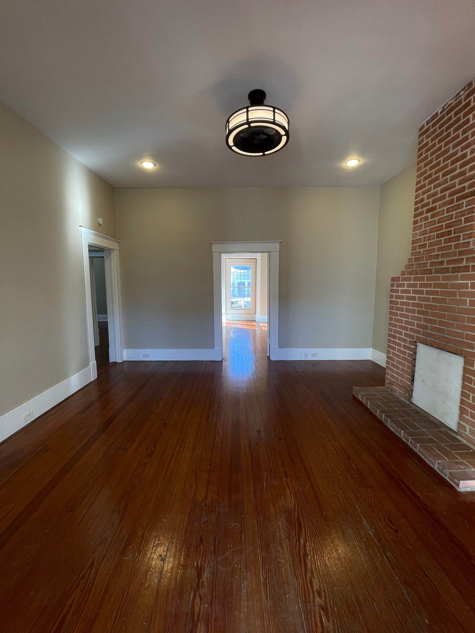 Living Room - 501 W Mistletoe Ave