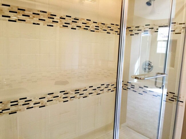 Building Photo - Amazing 4 Bedroom/3.5 Bathroom Townhome