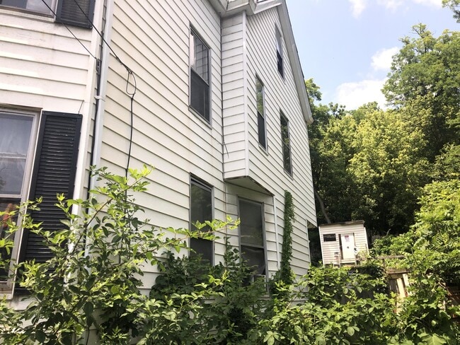 Building Photo - 3158 River Rd