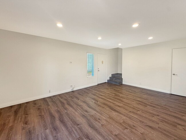 Building Photo - Spacious 3BR/2BA with Private Yard in Para...