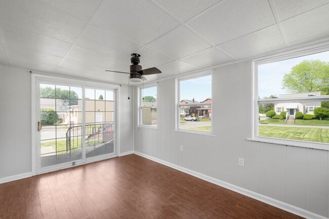 Building Photo - Beautiful 1 bedroom home with BONUS room in Natrona Heights available April 1!