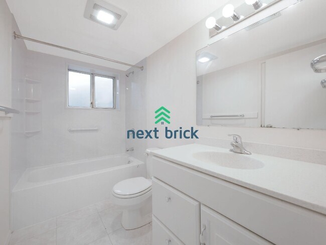 Building Photo - 6 Bed and 3 Bath Single Family Home Available Now!