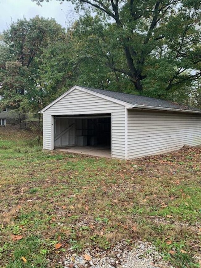 Building Photo - 889 Ghent Rd