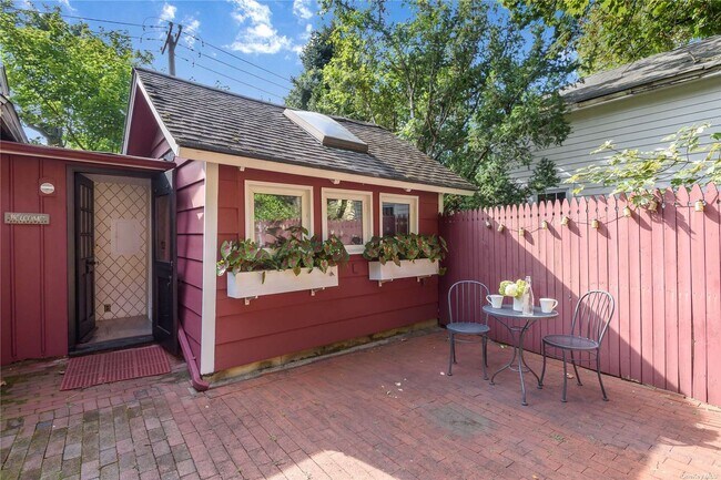 Building Photo - 95 E Broadway