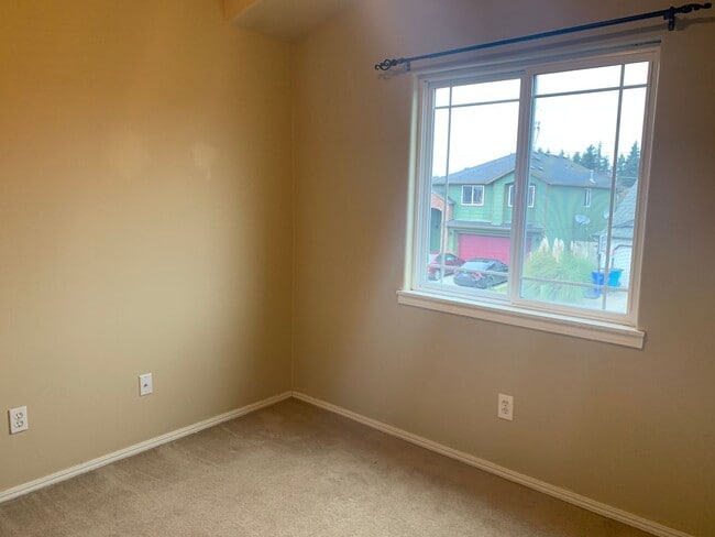 Building Photo - Great 3BD 2.5BA Fisher's Landing! Large Fe...