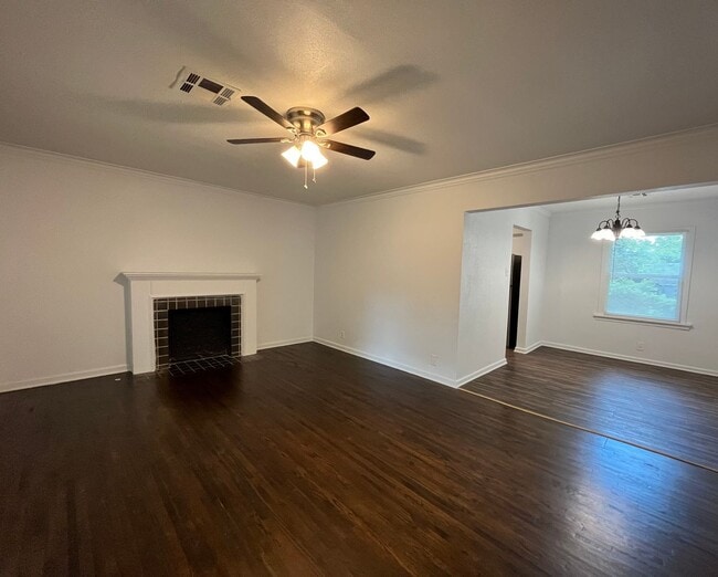 Building Photo - Adorable 2 bedroom 1 bathroom home with a garage!