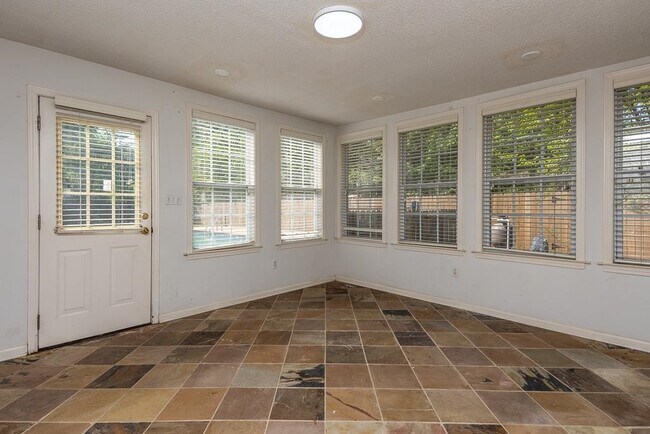 Building Photo - 1539 Brookside Dr