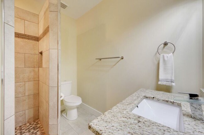 Building Photo - 1332 Lischey Ave